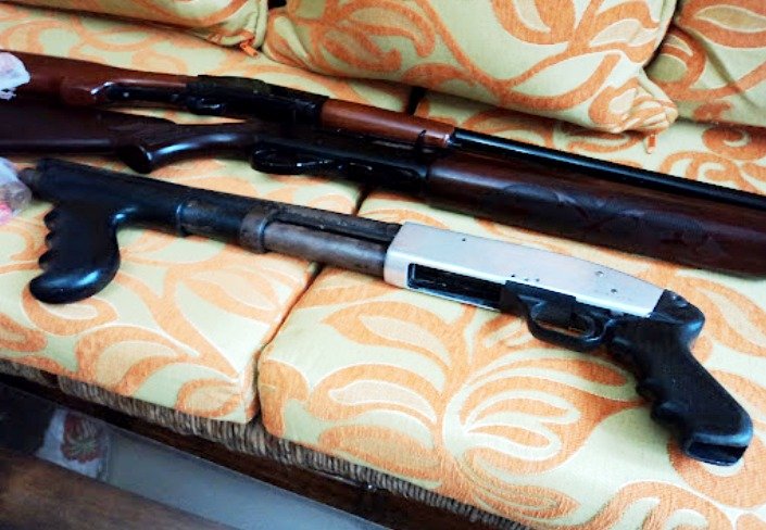 Incautan escopetas y pistolas en allanamiento usadas para los robos en Gaspar Hernández